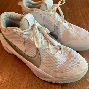 Kids Nike Hustle basketball shoes